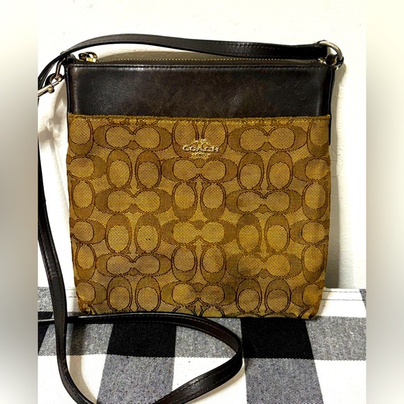 COACH Messenger Crossbody In Signature Jacquard - Picture 1 of 13